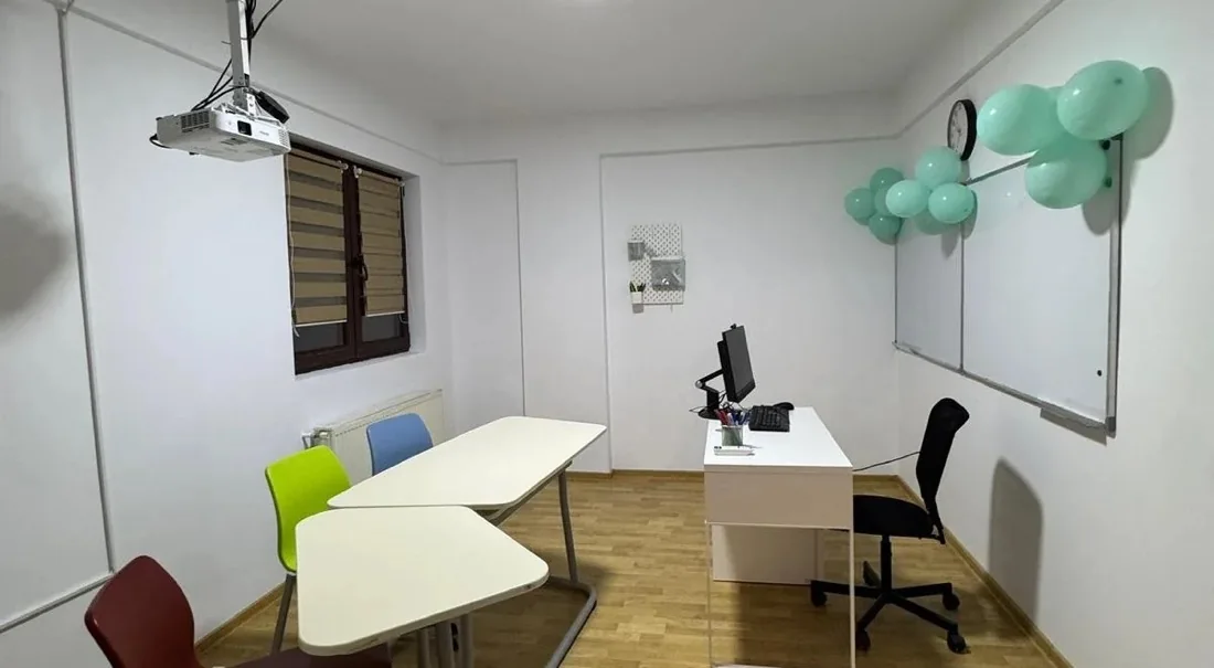 Sala de curs TeachMe Voluntari, pregătită pentru o grupă mică