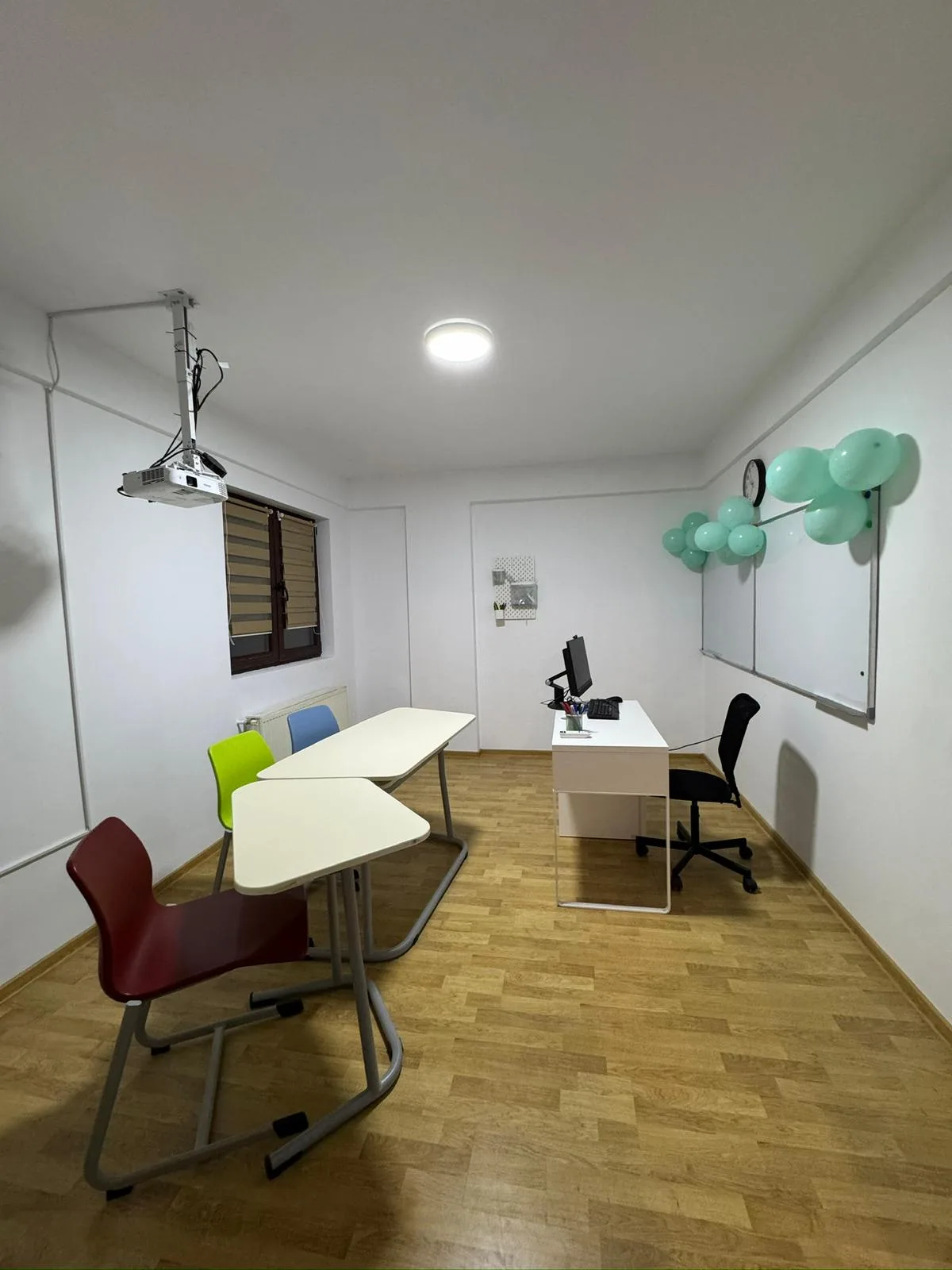 Sala de meditații TeachMe Voluntari — vedere generală